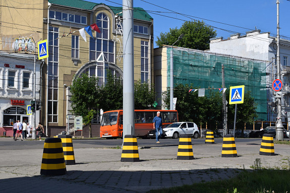 В Иванове ставят 120 жёлто-черных столбиков для ограничения парковки